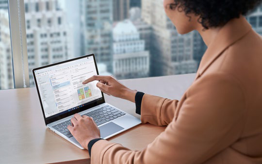 PixelSense™-Touchscreen-Display
Surface Laptop Go 2 ist leicht und mobil und bietet mit seinem 12,4-Zoll-PixelSense™-Touchscreen-Display, der für die Touchbedienung unter Windows 11 optimiert ist, mehr Platz für Produktivität.