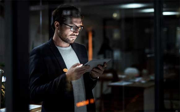 Een man gebruikt Citrix Application Delivery Management op zijn tablet