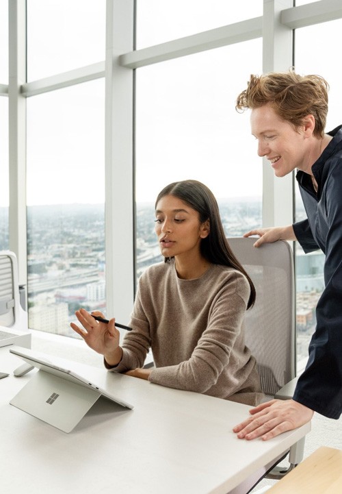 Surface Pro 9 Zwei Kollegen arbeiten an einem Surface Pro 9 im Büro