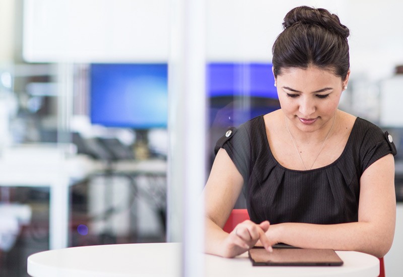 Dateienkontrolle und Sichtbarkeit Frau tippt auf Tablet