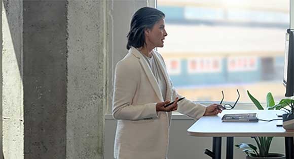 Een vrouw post op social media met de Surface Laptop Studio