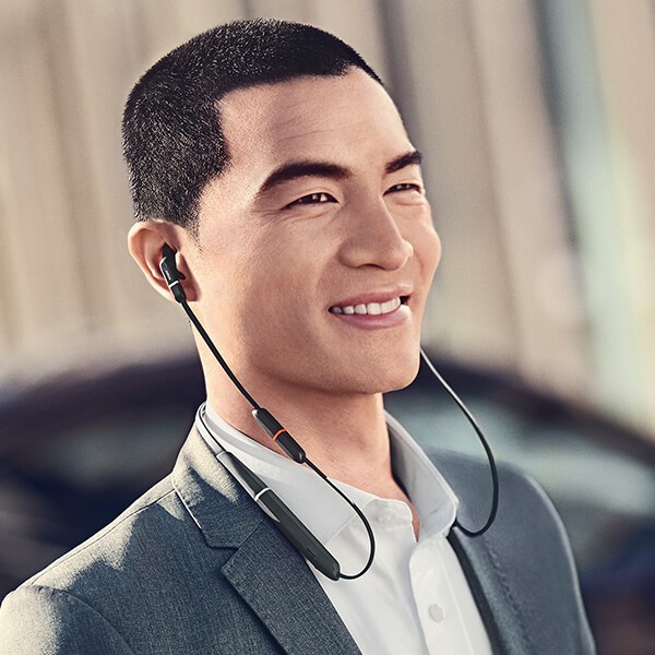 Jabra hat die Jabra Evolve 65e für professionellen, UC-zertifizierten Sound für unterwegs entwickelt. Die Kopfhörer bieten ein leichtes Design und außergewöhnliche Klangqualität, damit Sie bequem Anrufe annehmen und Musik hören können - den ganzen Tag lang.